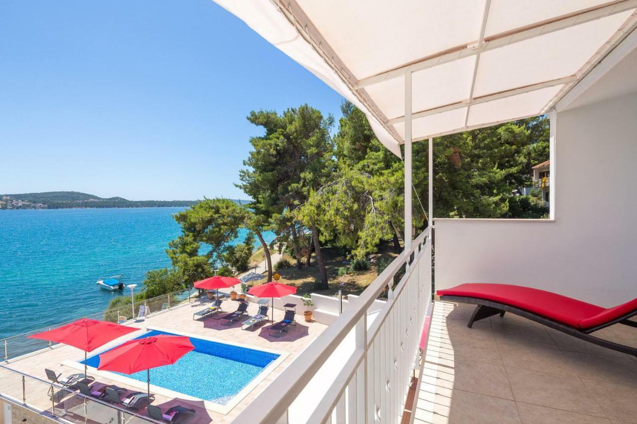Gem Of The Sea Luxury Beach Apartment With Brand New Heating Infinity Pool โตรกีร์ ภายนอก รูปภาพ