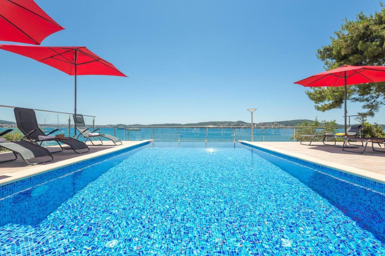 Gem Of The Sea Luxury Beach Apartment With Brand New Heating Infinity Pool โตรกีร์ ภายนอก รูปภาพ