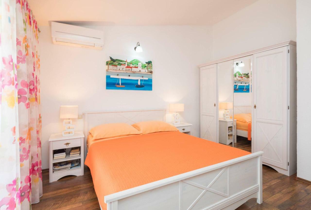Gem Of The Sea Luxury Beach Apartment With Brand New Heating Infinity Pool โตรกีร์ ภายนอก รูปภาพ