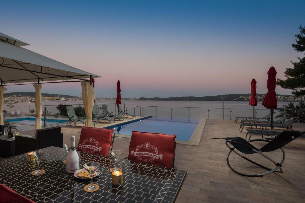 Gem Of The Sea Luxury Beach Apartment With Brand New Heating Infinity Pool โตรกีร์ ภายนอก รูปภาพ