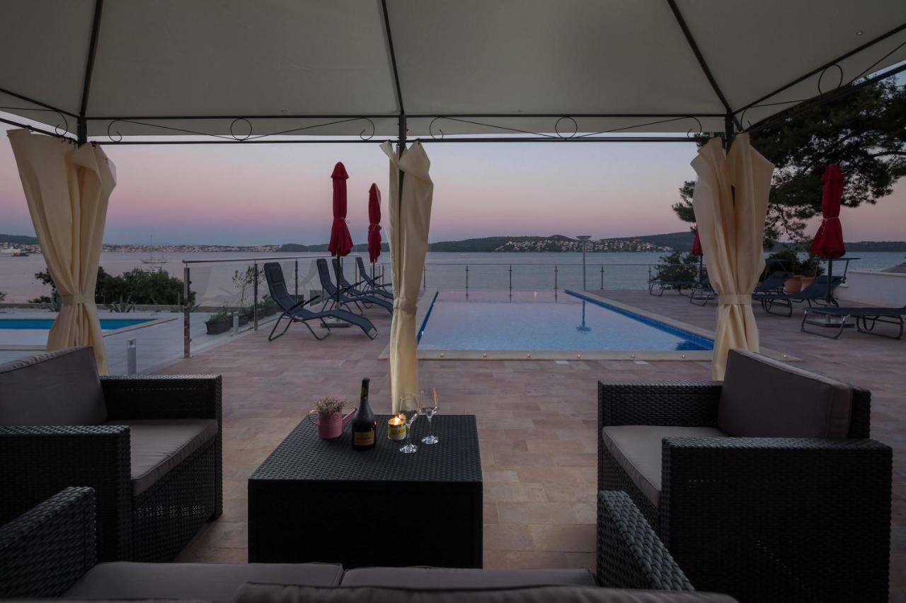 Gem Of The Sea Luxury Beach Apartment With Brand New Heating Infinity Pool โตรกีร์ ภายนอก รูปภาพ
