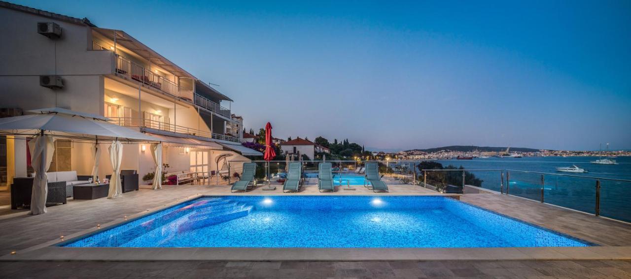 Gem Of The Sea Luxury Beach Apartment With Brand New Heating Infinity Pool โตรกีร์ ภายนอก รูปภาพ